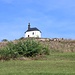 Vyskeř, gleichnamiger Berg mit Kapelle und Schwarzhalsziegen