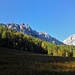 Herbststimmung am Issanger, links der Kamm von der Wildangerspitze zur Pfeiser Spitze, der Sattel rechts ist das Stempeljoch