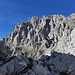 Blick auf die zerklüfteten Gipfelwände des Tuxeck (etwas links von der Bildmitte)