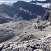 Tiefblick zum grossen, richtungsweisenden Felsblock (vor dem Leiterli) und der Lämmerenhütte