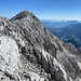 Im Aufstieg zum Großem Priel - Nochmaliger Blick entlang der Südabbrüche des Westgrats zum Gipfel.