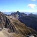 Blick vom Gipfel der Steinkarspitze auf Steinsee mit Bergwerkskopf