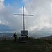 In arrivo al Monte Puscio, la cui croce di vetta è stata realizzata utilizzando i binari della vecchia ferrovia della Valmorea. (foto Gigi)