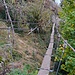 Eine 25 Meter lange, wackelige Bretterbrücke, die aus einem Baumklettergarten stammen könnte. Notwendig ist sie nicht, aber spaßig.