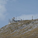 Zoom hinauf zum Klosterwappen-Gipfelkreuz und zu den technischen Anlagen