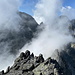 Kežmarský štít - Ausblick am Gipfel. Links lugt der benachbarte "Lomničák" durch die Wolkenfetzen.