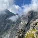Im Abstieg vom Huncovský štít - Seitenblick zu Lomnický štít und Kežmarský štít, an deren Gipfeln Wolken hängen.