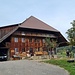 Typisches Bauernhaus mit ausladendem Dach in Ober Schwarzentrub