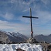 Gipfelkreuz Wissberg, im Hintergrund der Titlis