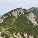 der Weiterweg zum Feldberg führt unter dem Tristecken durch (Felsbastion Bildmitte; auf der rechten Spitze ist eine Fernmeldeinstallation erkennbar)