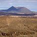 Blick nach N ins Zentrum der Insel mit dem markanten Vulkan Gairia. 