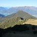 Oberhalb der Alpe die Agrogno, in der Bildmitte der Monte Legnoncino