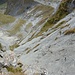 Luftige Tiefblicke beim Übergang Grat-Gipfelflanke