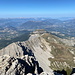 Grande Tête de l'Obiou - Ausblick am Gipfel in etwa nordwestliche/westliche Richtung, u. a. über l'Aiguille (2.037 m, rechts der Bildmitte).