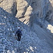 Im Abstieg vom Obiou - Im Abschnitt unterhalb des Col de l'Obiou ist große Vorsicht geboten. Das Gelände ist teils sehr steil, brüchig und schuttbedeckt. Es besteht hohe Ausrutsch- und Steinschlaggefahr.