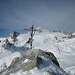 Das Gipfelkreuz von "Auf den Stöcken" vor dem Galenstock.
