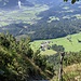 am Ausstieg;
Blick hinunter zum Gasthof Rummlerhof (grosse Hofsiedlung im nahen Grüngebiet) - und ins Tal der Kitzbüheler Ache