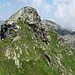 Der Normalweg verläuft in der Flanke, der Klettersteig Ciao Miki über den Grat.