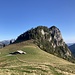 Rückblick auf Bergrestaurant und Gipfel Schwarzenberg