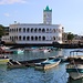 TAG 2 (29.10.):<br /><br />Das Wahrzeichen Moronis und der Komoren ist die grosse Moschee am alten Hafen. Die Stadt wurde als Handeslzentrum durch arabische Sefahrer  im Laufe des 10. Jahrhunderts gegründet. Die „Badjanani Mosque“ oder „Ancienne Mosquée de Vendredi“ wurde 1427 erbaut, das Minarett entstand jedoch erst im Jahr 1921.
