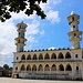 TAG 3 (30.10.):<br /><br />Dach dem ersten besuchten Vulkankrate schate ich mich in Iconi um. Der Ort mit knapp über 8000 EInwohnern, inklusive der versträuten Siedlungen, ist eine der ältesten Orte der Komoren und war einst die Hauptstadt des Sultanats Bambao. Das Zentrum Iconis ist die grosse Moschee.