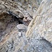 Die historische Grube II in Sicht mit losem, lehmigem Felsausbruch vor dem Grubeneingang, daher der Name Lehmgrube