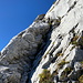 Im Aufstieg zur Pointe d’Arcalod - Eine schmale Rampe bzw. "Treppe" führt nun schräg aufwärts, wobei diese "Stufe"  mit ca. 2 m irgendwie zu hoch geraten ist und besondere Vorsicht sowie kurze Kletterei (I - II) erfordert. 