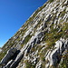 Im Aufstieg zur Pointe d’Arcalod - Über teils sehr steile Schrofen. Hier und da markieren gelbe Punkte die Route (z. B. unten im Schatten).