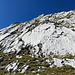 Im Abstieg von der Pointe d’Arcalod - Rückblick aus dem grasigen Bereich in der Ostflanke, direkt unter dem felsigen Gipfelaufbau. Der Ein-/Ausstieg der Rampe befindet sich etwas weiter rechts...