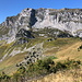 Unterwegs zwischen Col d'Orgeval und Sous Chaurionde - Blick auf die Ostflanke des Arcalod. Durch das steile Gelände unterhalb des Gipfels erfolgte zuvor der Auf- und Abstieg.