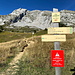 Col d'Orgeval - Blick vorbei am Wegweiser des Passes. Das rote Schild warnt vor dem Weg zur  Pointe d’Arcalod ("Schwierige Route, keine Markierungen").