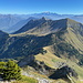 Pointe d’Arcalod - Ausblick am Gipfel in etwa nordöstliche/östliche Richtung. Im Hintergrund sind u. a. die Aravis-Kette und der Mont Blanc zu erahnen.