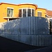 Was der Hausbesitzer in Möhlin (310m) mit seinen Mauern wohl zu verbergen hat?