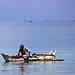 TAG 4 (31.10.) - Itsandra:<br /><br />Fischer mit typischem Boot die am Vormittag ihre Fänge der fischreichen Gewässer an Land bringen.