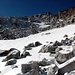 Auf ca. 2800m. Unter den Schneefeldern verbergen sich die letzten Ueberreste des Neouviellegletschers. Der Gipfel ist links ausserhalb des Bildes.