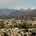 Blick zurück auf Lugano mit den verschneiten Bergen im Norden...