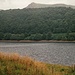 Im Norden überragt der kahle Crook Hill das Ladybower Reservoir.