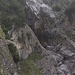 Links der Wasserfallstufe steigt der Pfad in etwas unangenehmem Gelände hoch