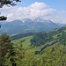 ...ermöglicht hübsche Blicke in die Kitzbüheler Alpen.