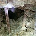Der mit Holzstützen gesicherte untere Eingang der Grube II (2023)