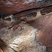 Erzabbau in der historischen Grube I gemäss dem sog. Pfeiler-Kammer-System: Pfeiler aus Erz stützen die obenliegende Felspartie. Die Erzschicht in Grube I ist lediglich 0.8 bis 1.5m dick