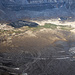 Tag 7 (3.11.) - Karthala:<br /><br />Tiefblick vom Gipfel in die Höllenwelt vom Choungou Chahalé, dem 290m tieferen inneren Krater in der riesigen 3•4km mächtigen Caldera. Man sieht im Krater erstarrte Lava vom letzten Ausbrch 2007. Der Grund der konzentrischen Risse im Krater ist ein Kollaps im Untergrund der Lavaförderschlote derl letzen Ausbrücher im inneren Krater.