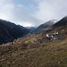Lurengo. Hinten die Ebene von Ambrì-Piotta. Über den Gotthard bläst es die Schlechtwetterwolken