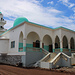 Tag 9 (5.11.):

Die grosse Moschee von Foumbouni liegt direkt an der Küste am Rande der Altstadt. Foumbouni ist nach der Hauptstadt der zweitgrösste Ort auf Grande Comore mit 20000 Einwohnern. Die alte Handelsstadt liegt auf einer schmalen Küstenebene im Süden der Ostküste.