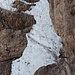 Eine erste kleine Schlucht ist zu durchsteigen. Die Seilsicherung ist unter Schnee.