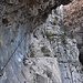 Auf einem Felsband wird teilweise etwas luftig in die Schlucht gequert. Wozu die Glocke dient habe ich leider nicht herausgefunden