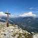 Charmant Som - Blick vorbei am Gipfelkreuz auf das ca. 1.000 m tiefer gelegene Saint-Pierre-de-Chartreuse.