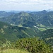 Gipfelblick vom Wieserhörndl ins Tal zum Hintersee, der sich aber gekonnt hinter dem Bergrücken links mittig versteckt. Dafür sind die zwei Schafberge des Salzkammergutes zu erkennen.