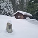 Verschneite Polahütte mit dem Gedenkstein an die tüchtigen polnischen Internierten im 2. Weltkrieg