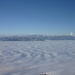 Wolkenmeer. Berge gehören zu Liechtenstein (Vordergrund), Österreich (hinten links) und der Schweiz (hinten rechts).